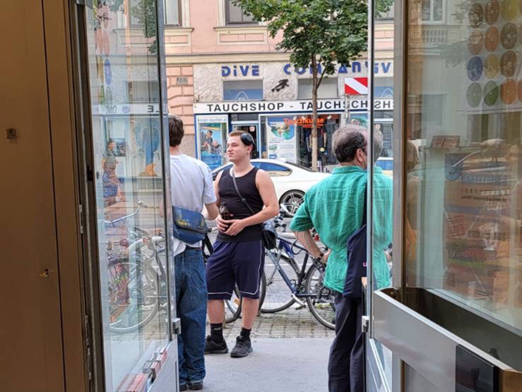 Menschen stehen vor der Eingangstüre